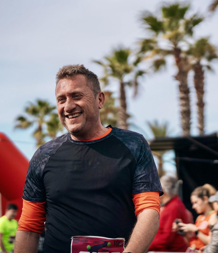 Mario sonriendo al terminar una carrera de 10K en Girona