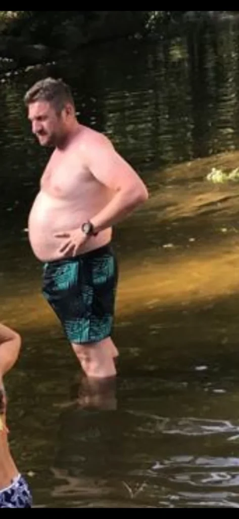 Mario antes de empezar el método TTF, con sobrepeso, de pie en el agua